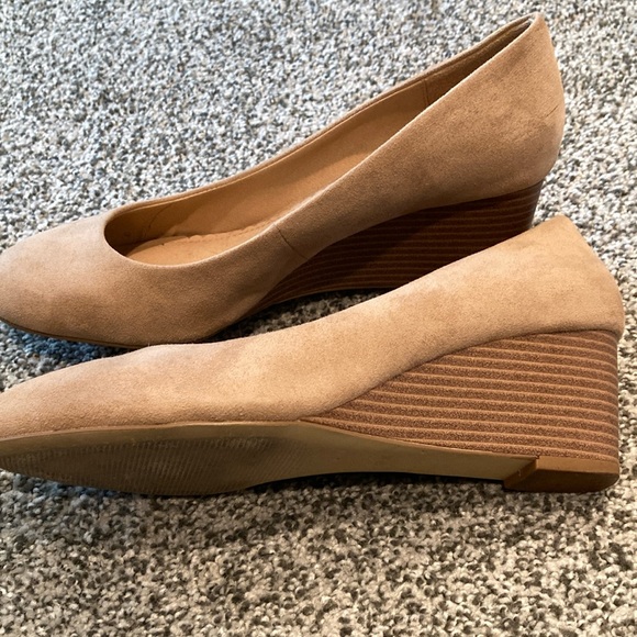 LOFT Tan Heels with Rounded Toe - Picture 2 of 4